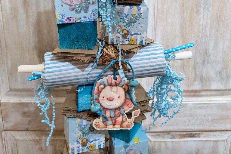 Besondere Glanzstücke von Becherglück. Glanzstück, besonderes Spielzeug in hellblau mit Löwe.